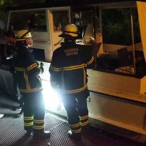 Feuerwehrleute am Boot