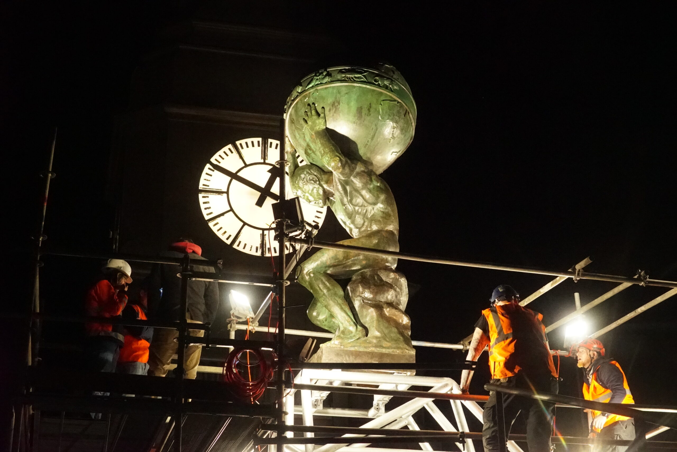 In der Nacht zu Donnerstag wurde die Atlas-Skulptur zurück auf den Hauptbahnhof gehievt.