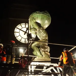 In der Nacht zu Donnerstag wurde die Atlas-Skulptur zurück auf den Hauptbahnhof gehievt.