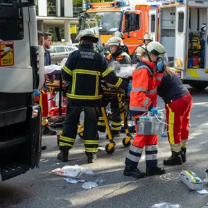 Die Radfahrerin wurde von dem Lkw erfasst und mitgeschliffen. Sie kam mit schweren Verletzungen ins Krankenhaus.