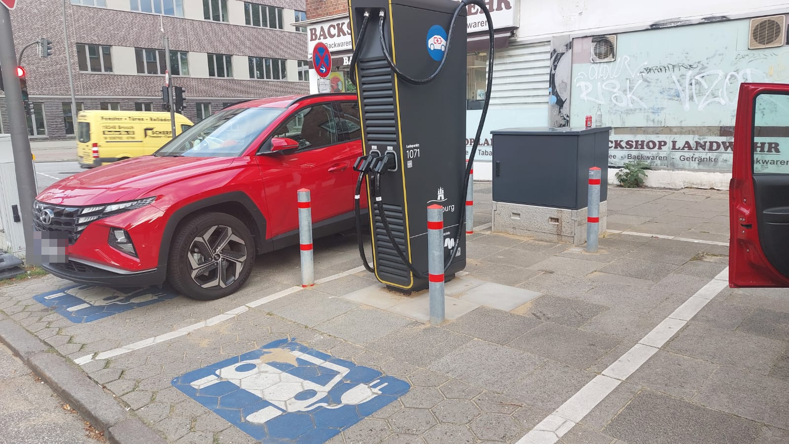 Die neue E-Ladesäule steht mitten auf dem Parkplatz, auf dem früher ein zweites E-Auto parken konnte.