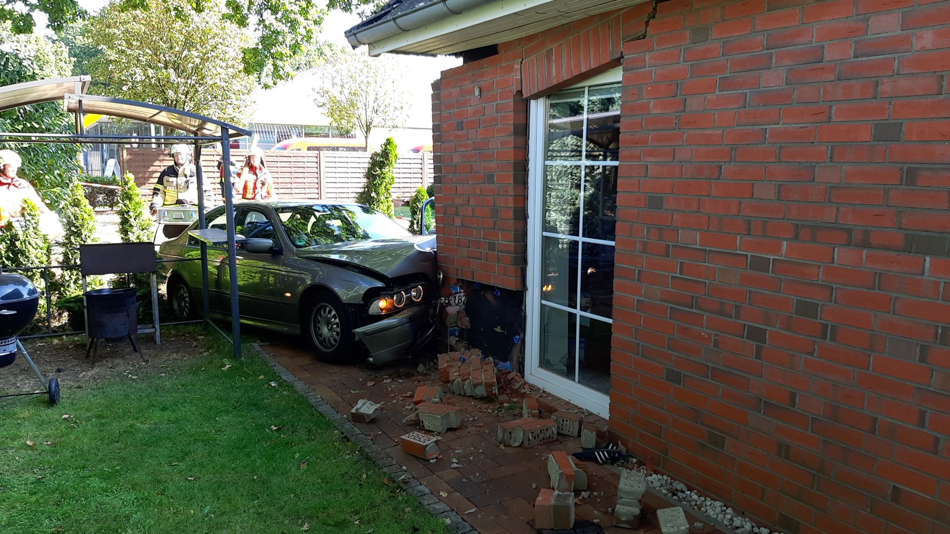 Ein 80-Jähriger verlor aus noch unbekannten Gründen die Kontrolle über seinen BMW und raste gegen eine Hauswand.