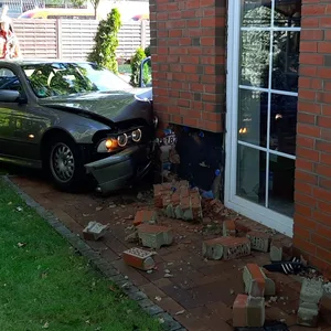 Ein 80-Jähriger verlor aus noch unbekannten Gründen die Kontrolle über seinen BMW und raste gegen eine Hauswand.