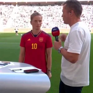 Tabea Kemme trägt bei einer Sky-Übertragung ein Hermoso-Trikot