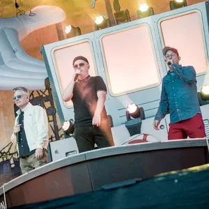 Bühne, dre Musiker auf einem Schlepper, im Hintergrund eine Plastikmöwe
