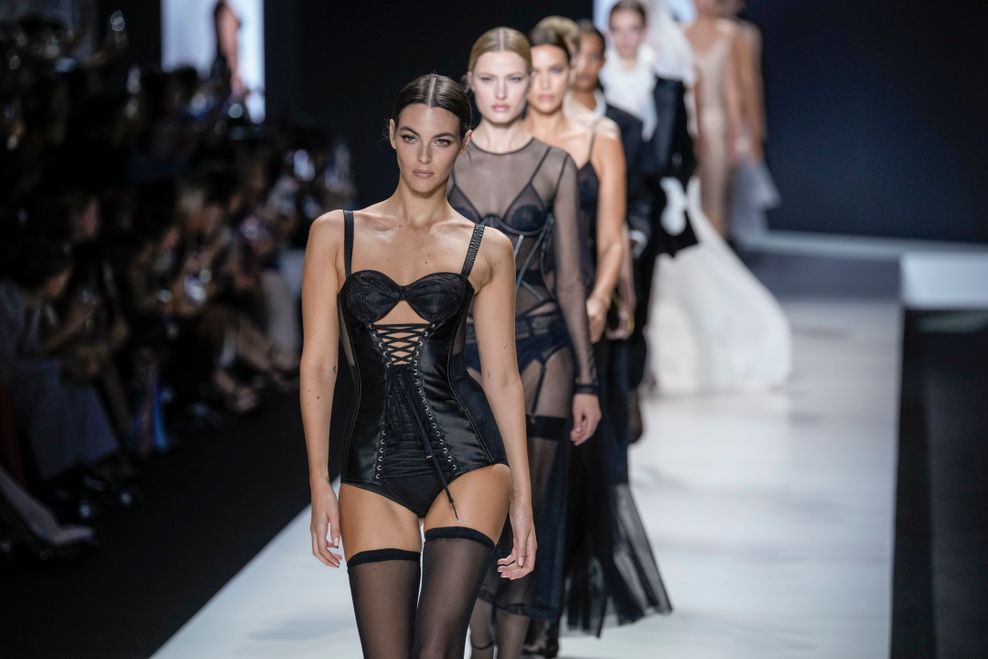 Aufregend verführerisch: Models tragen Kreationen aus der Kollektion von Dolce & Gabbana.