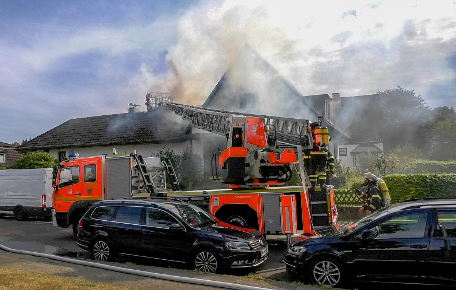 Dach in Stellingen in Flammen – Feuerwehr löscht