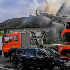 Dach in Stellingen in Flammen – Feuerwehr löscht