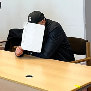 Frank W. verbirgt sein Gesicht vor den Kameras.