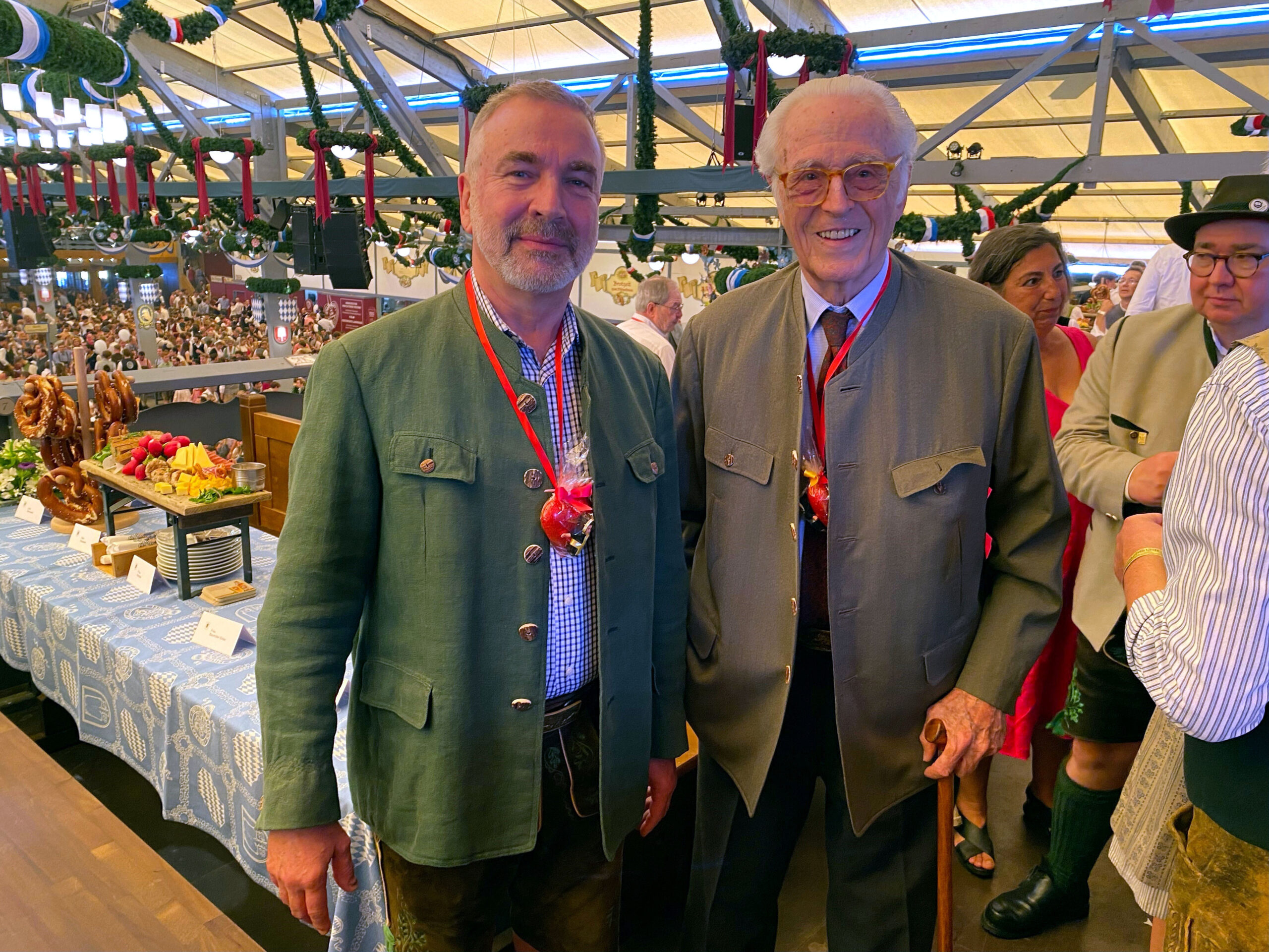 Franz Herzog von Bayern (r) und sein Lebensgefährte Thomas Greinwald stehen im Schottenhamel.