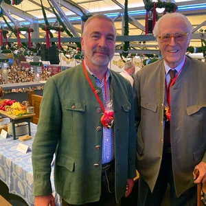 Franz Herzog von Bayern (r) und sein Lebensgefährte Thomas Greinwald stehen im Schottenhamel.