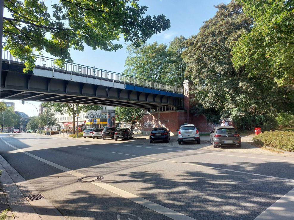 So sieht die Brücke an der Fuhlsbüttler Straße heute aus: Die Parkplätze darunter fallen ersatzlos weg.