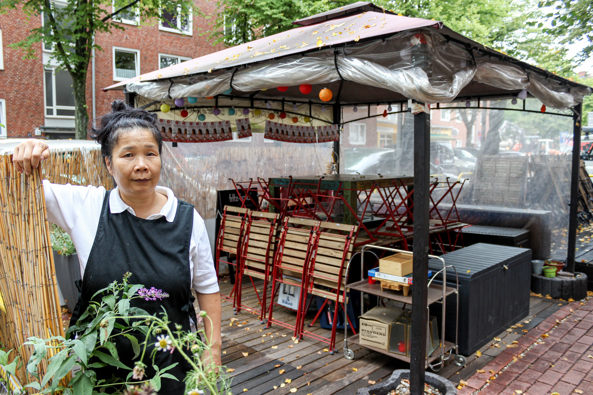 Bis zum 19. September soll Kinkeo Xayapheth die Terrasse vor ihrem Restaurant „Kim's Kitchen“ abbauen.