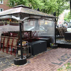 Die Pflastersteine und die Holz-Terrasse vor zwei Gastrobetrieben am Stellinger Weg sollen entfernt werden.