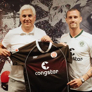 St. Paulis Sportchef Andreas Bornemann präsentiert Simon Zoller