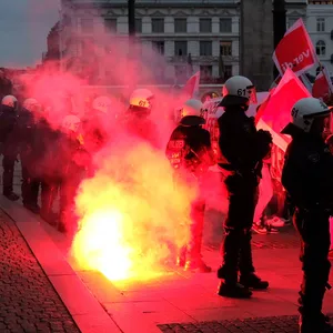 Auf dem Rathausmarkt kam es zu Zusammenstößen zwischen den Demonstranten und der Polizei, es wurde Pyrotechnik gezündet.