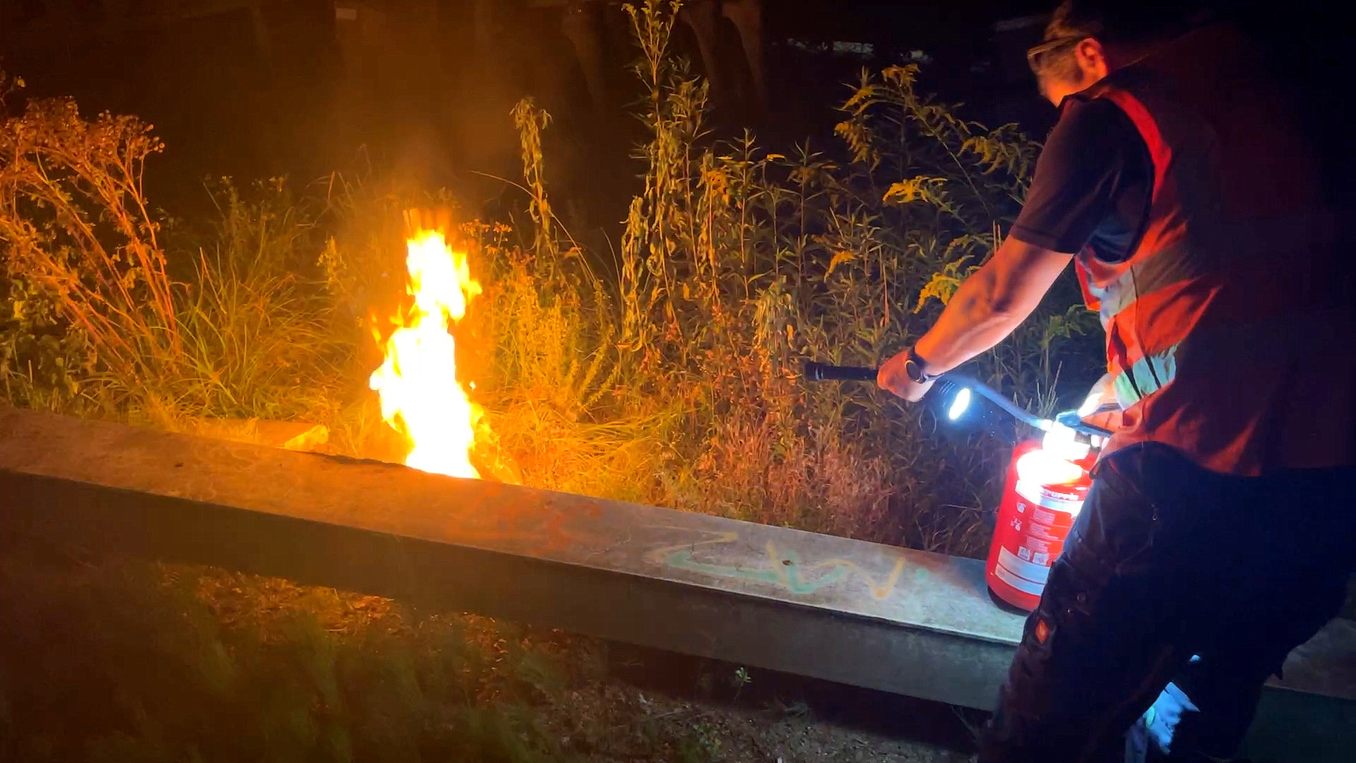 Ein Bahnmitarbeiter versucht die Flammen mit einem Feuerlöscher zu ersticken.