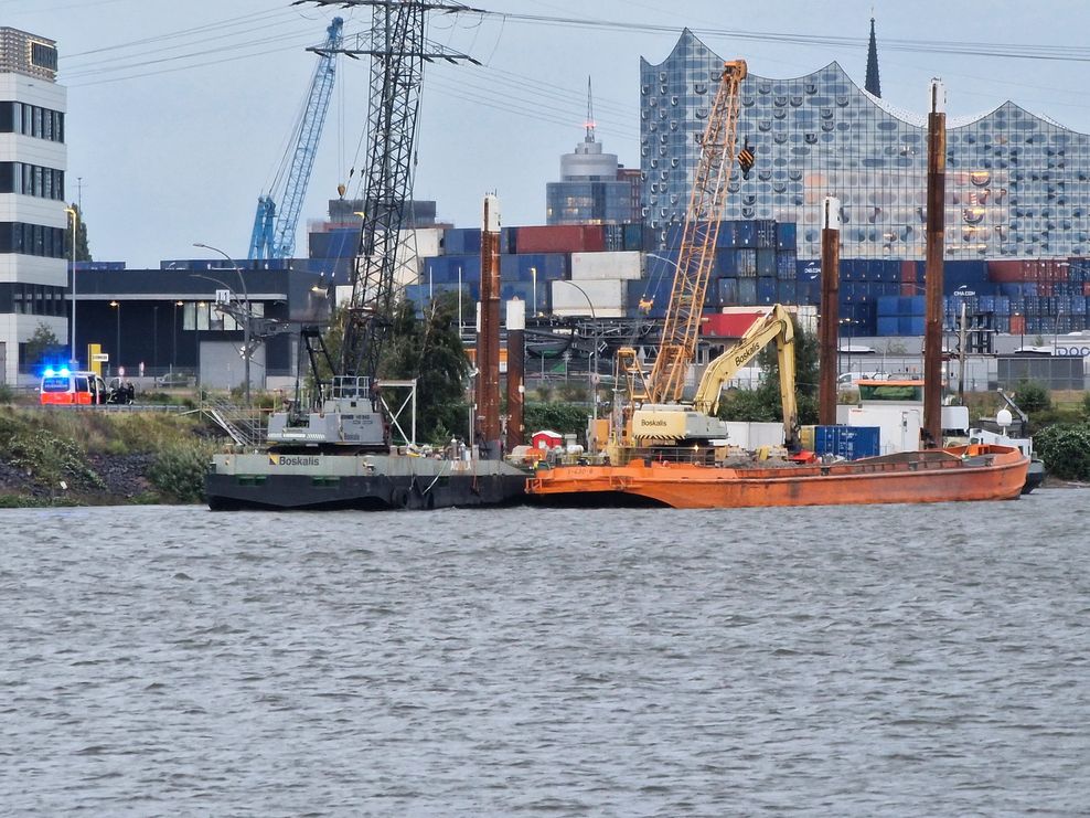Bei Baggerarbeiten ist am Dienstagabend im Hamburger Hafen eine Fliegerbombe aus dem Zweiten Weltkrieg gefunden worden.