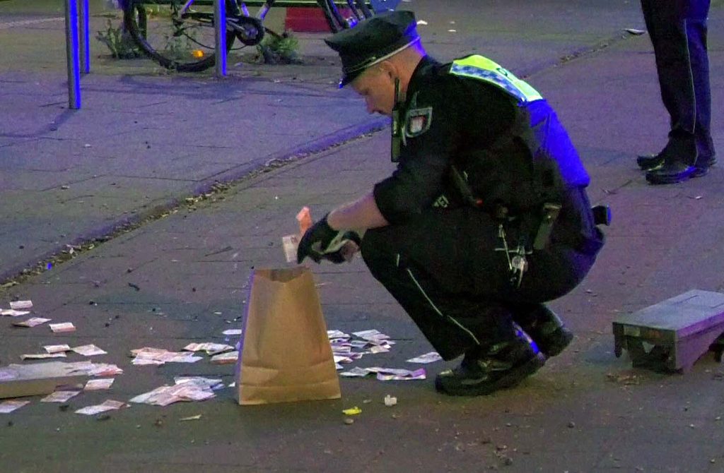 Bankautomat in Lurup gesprengt – Polizei sammet Geld von Straße ein