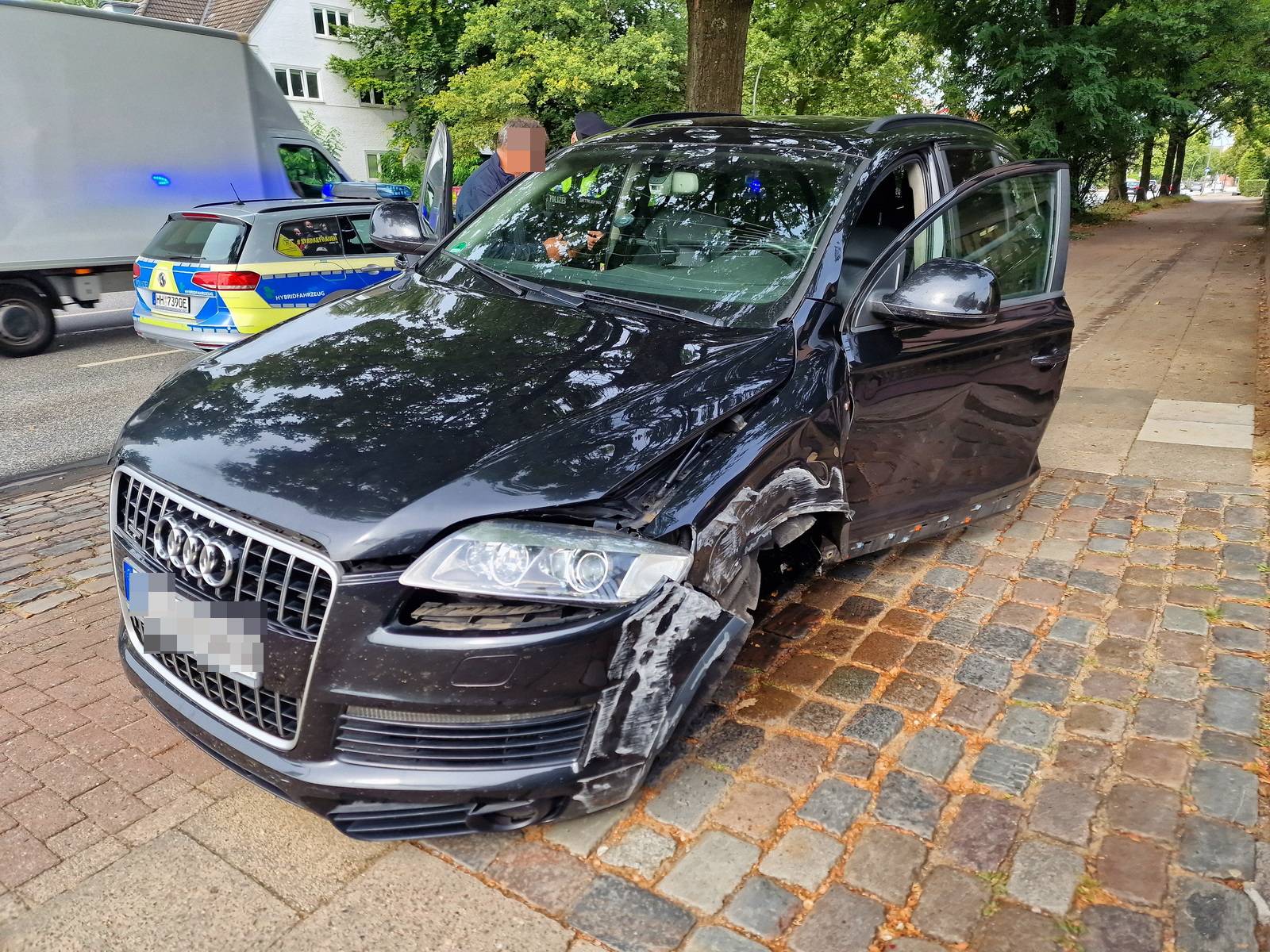Ein schwarzer Audi-SUV, vorne und an der Seite stark beschädigt