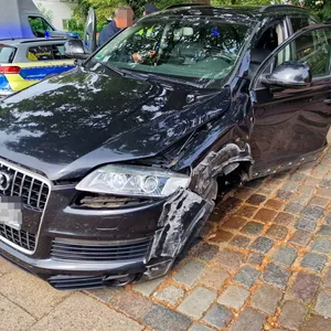 Ein schwarzer Audi-SUV, vorne und an der Seite stark beschädigt