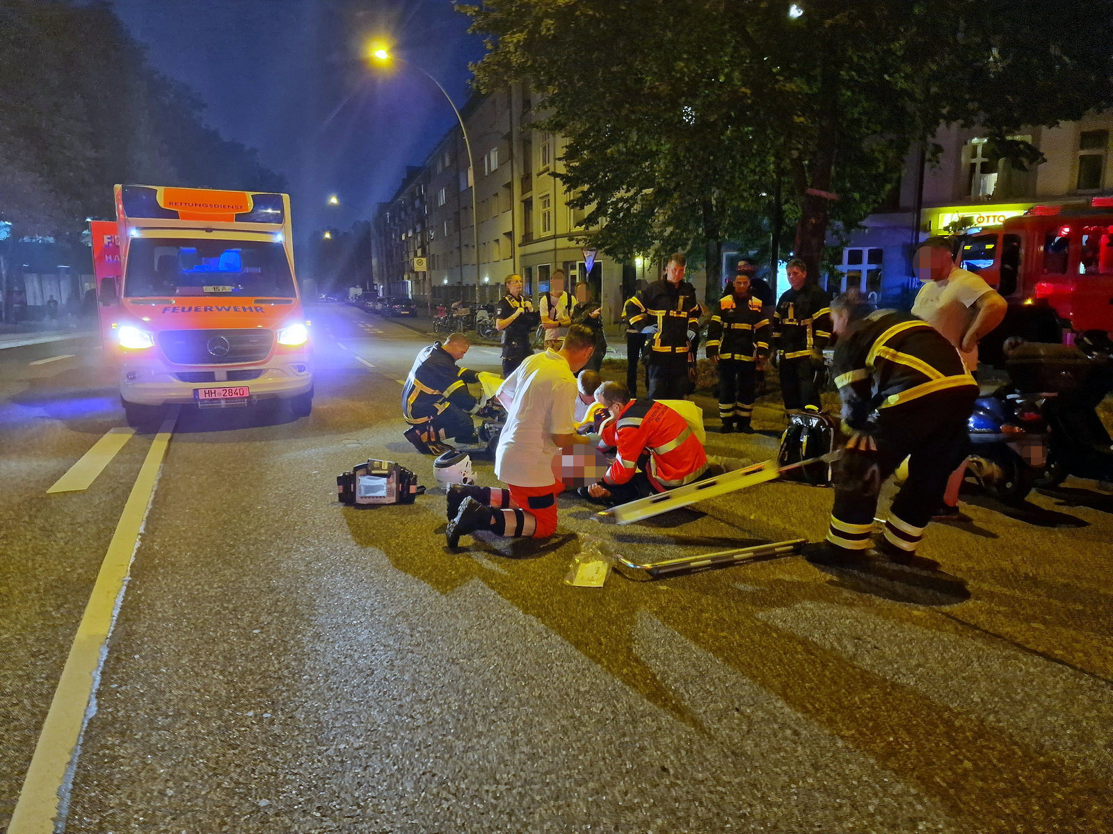 Rettungskräfte versorgen den verletzten Rollerfahrer auf der Kreuzung Kaltenkircher Platz.