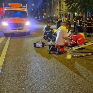 Rettungskräfte versorgen den verletzten Rollerfahrer auf der Kreuzung Kaltenkircher Platz.