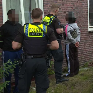 Mit Macheten und Schlagstöcken – zwei Verletzte bei Massenschägerei in Altona-Nord