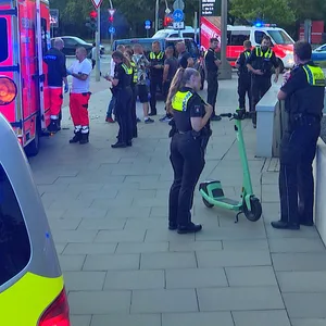 Polizei und Rettungsdienst im Einsatz an der Wallstraße
