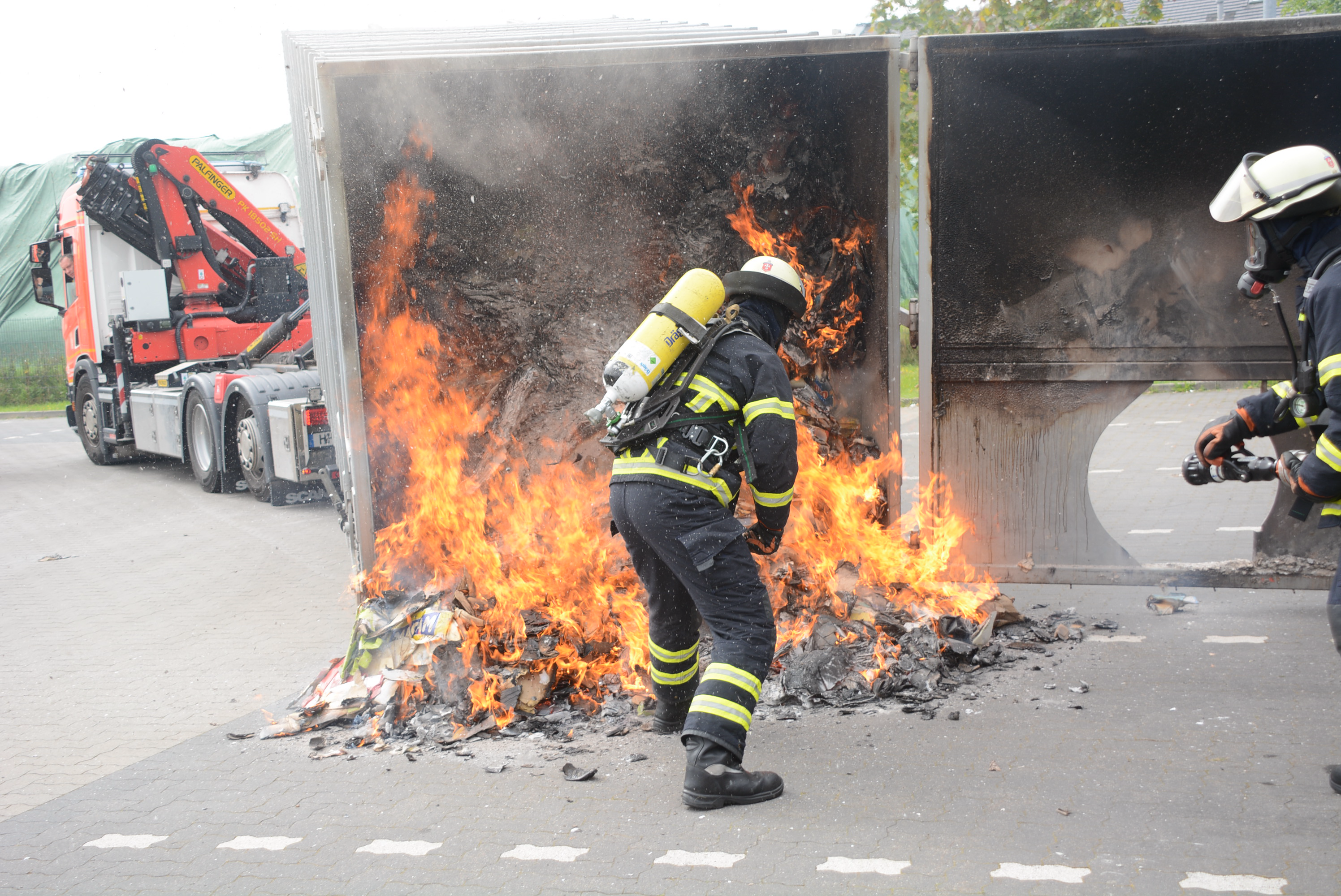 Die Feuerwehr löschte den brennenden Container.