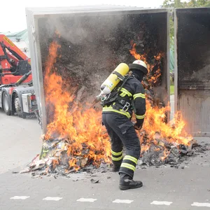 Die Feuerwehr löschte den brennenden Container.