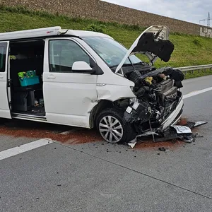Der VW Camper wurde bei dem Unfall über die Fahrstreifen geschleudert.