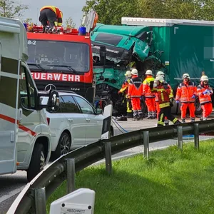 Die Unfallstelle auf der A7-Ausfahrt Flensburg-Harrislee.