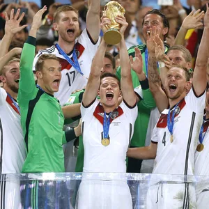 Julian Draxler streckt den WM-Pokal in die Höhe