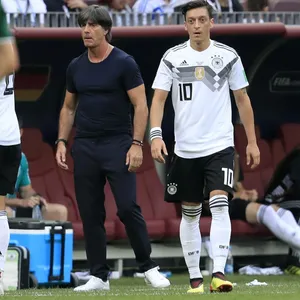 Joachim Löw und Mesut Özil auf dem Fußballfeld