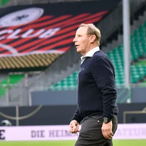 Berti Vogts auf einem Fußballfeld