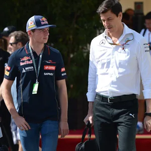 Max Verstappen (Red Bull) redet mit Toto Wolff (Mercedes-Teamchef)