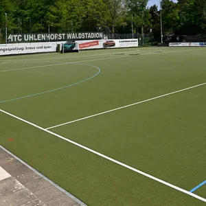 Ein leerer Kunstrasenplatz