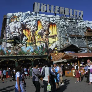 Die Achterbahn „Höllenblitz“ auf dem Oktoberfest in München. (Archivbild)