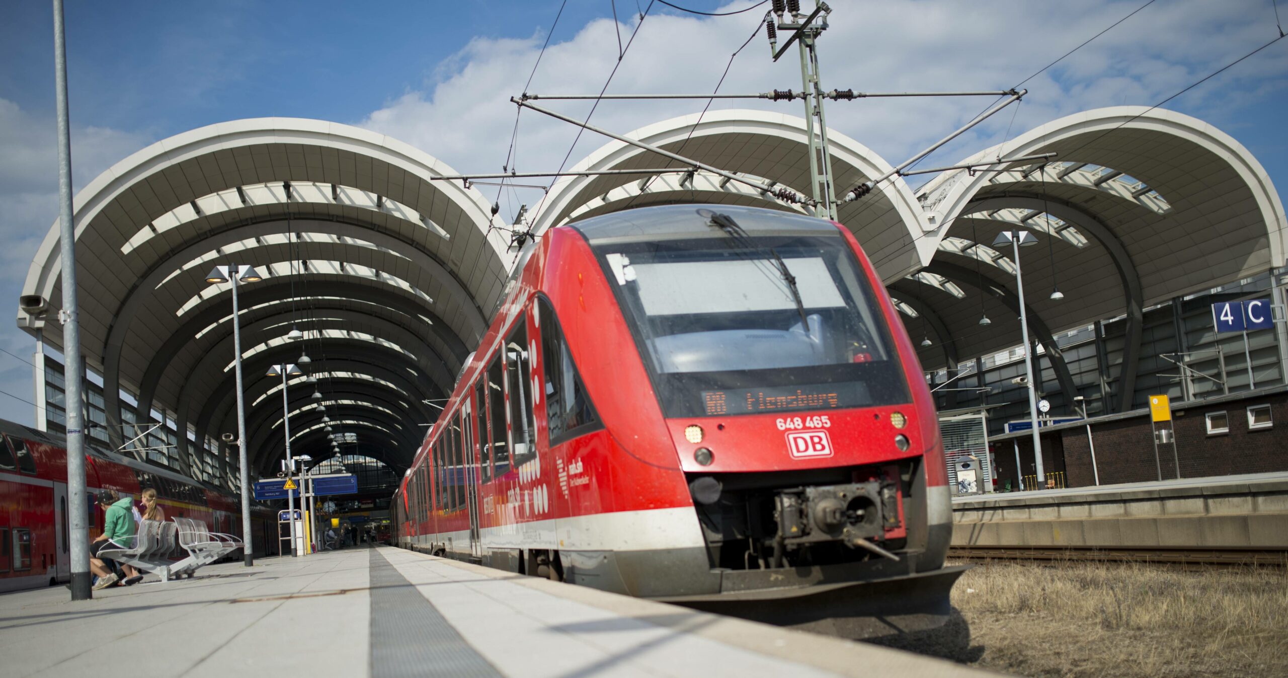 Eine Regionalbahn steht im Hauptbahnhof von Kiel (Symbolbild).