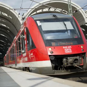 Eine Regionalbahn steht im Hauptbahnhof von Kiel (Symbolbild).