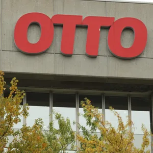 Die Otto-Group hebt ihre Gehälter freiwillig an. (Symbolbild)