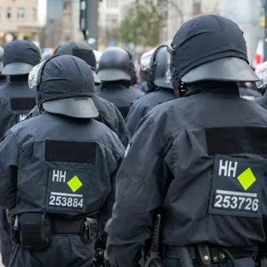 Viele Hundertschaften der Polizei werden am Tag der Deutschen Einheit in Hamburg im Einsatz sein (Symbolbild).