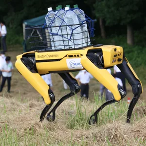 Boston Dynamics Roboter-Hund Spot trägt Wasserflaschen bei einer Demonstration zum autonomen Laufen an einem künstlichen Steilhang am Forestry and Forest Products Research Institute FFPRI in Tsukuba in Japan.