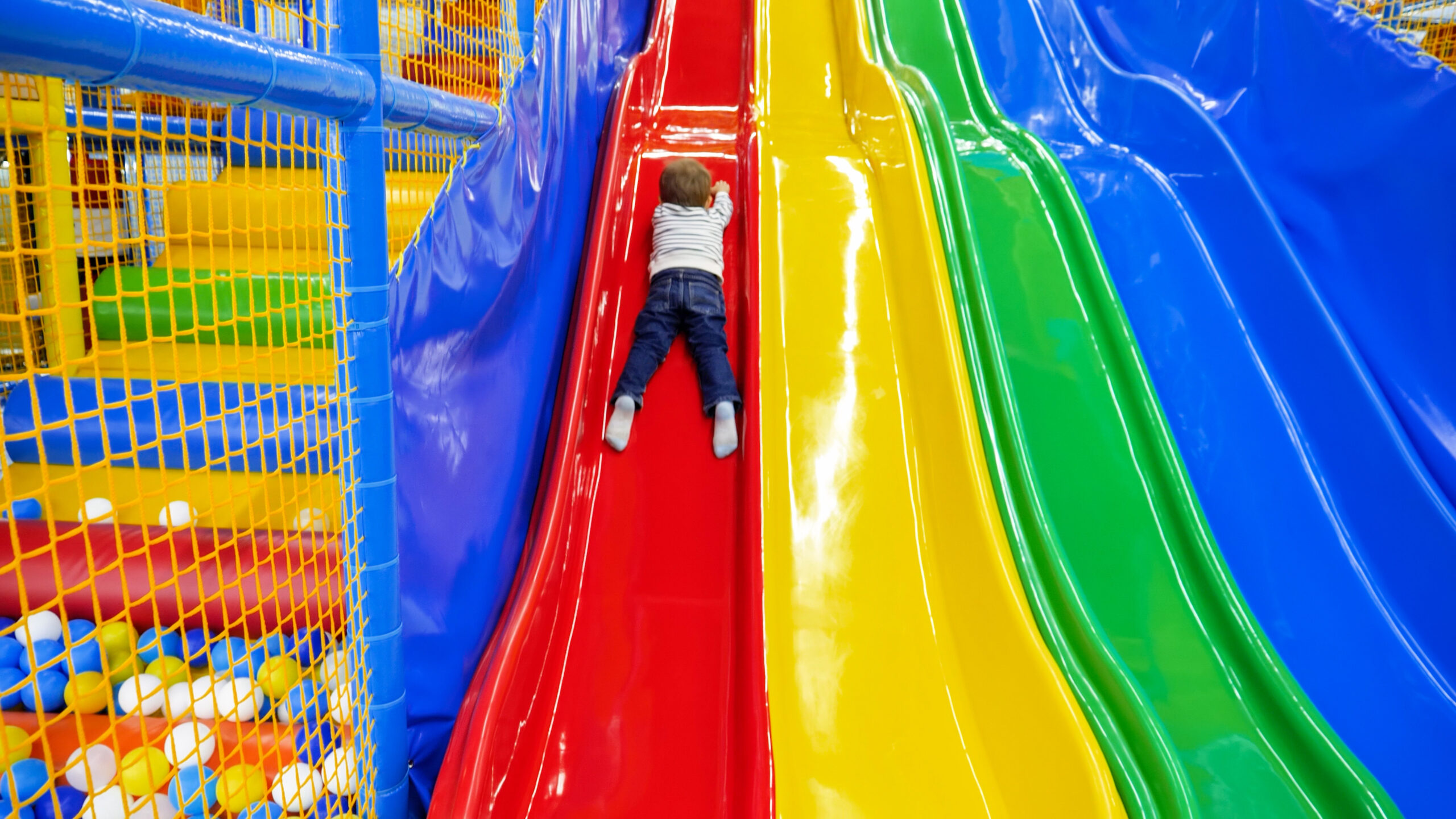 Ein Kind rutscht in einem Indoor-Spielplatz (Symbolfoto).