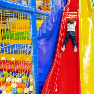 Ein Kind rutscht in einem Indoor-Spielplatz (Symbolfoto).