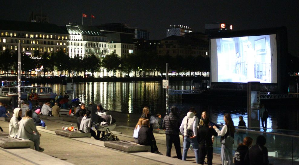 An der Binnenalster heißt es seit Donnerstag: Open Air Kino!