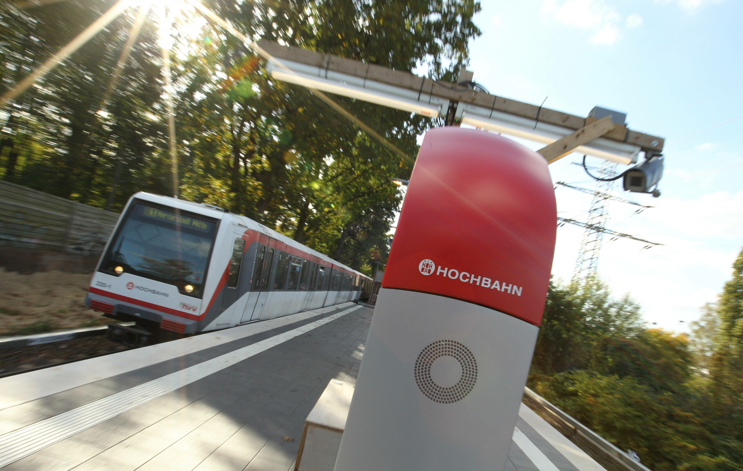 Ein Zug der Linie U1 fährt in eine Station ein (Symbolbild).