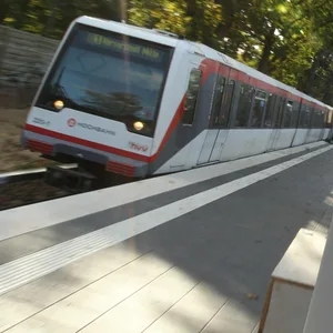 Ein Zug der Linie U1 fährt in eine Station ein (Symbolbild).