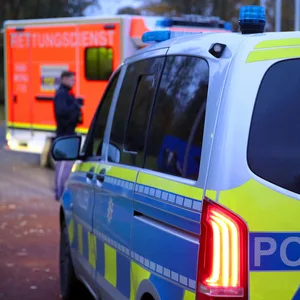 Polizei und Rettungsdienst im Einsatz (Symbolbild).
